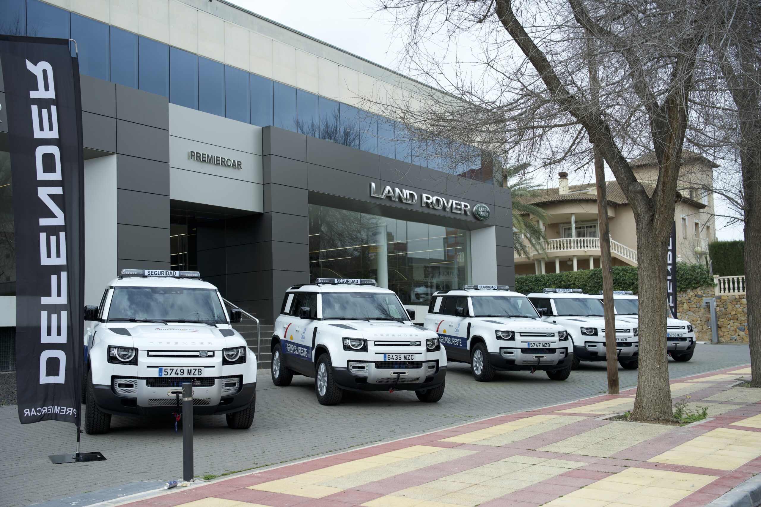 Grupo Sureste Renueva su Flota con 15 Land Rover Defender adquiridos en PremierCar